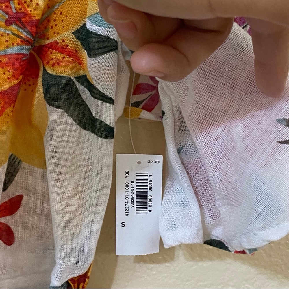 Old Navy Linen &‎ Cotton Blend Floral Wrap Top - Picture 4 of 10